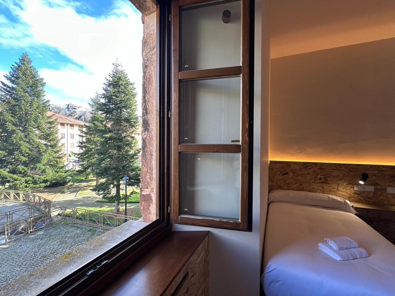 Hotel Y Albergue Real Fabrica De エスカライ エクステリア 写真